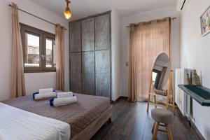 een slaapkamer met een groot bed met twee kussens erop bij Casa Sofia, By Hellocrete in Spílion +47 foto's