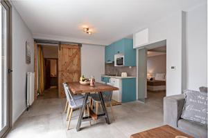 een keuken en eetkamer met een houten tafel en stoelen bij Casa Sofia, By Hellocrete in Spílion