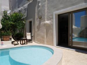 een groot zwembad voor een gebouw bij Casa Sofia, By Hellocrete in Spílion