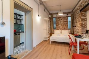 Ένα ή περισσότερα κρεβάτια σε δωμάτιο στο Stone studio just a 3min walk from the Clock Tower