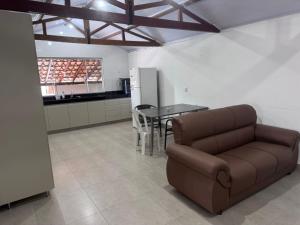 ein Wohnzimmer mit Sofa und Tisch in der Unterkunft Casa Férias Xero in Capitólio