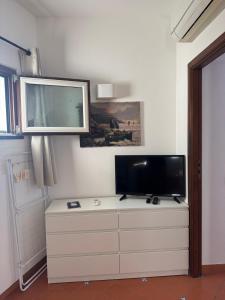 Μια τηλεόραση ή/και κέντρο ψυχαγωγίας στο Positano cozy apartment on street level