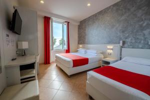 Ένα ή περισσότερα κρεβάτια σε δωμάτιο στο Hotel Lido