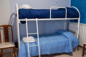 2 stapelbedden in een kamer met een blauwe muur bij Casa Vacanze Chimenti in Tarsia