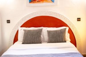 Una cama o camas en una habitación de Riad Maud 30 fotos más