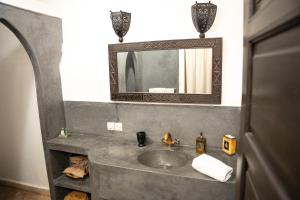 マラケシュにあるリヤド モードの洗面台と鏡のあるバスルーム +27枚の写真