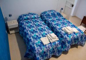 een kamer met een bed met handdoeken erop bij Casa Vacanze Chimenti in Tarsia