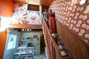 due donne sono in piedi sulle scale di una casa di Chèvreroche a La Bresse