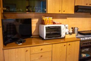a microwave sitting on top of a kitchen counter at Casa Vacanze Chimenti in Tarsia