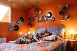 Una donna sdraiata su un letto in una camera da letto di Chèvreroche a La Bresse Altre 2 foto