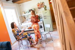 Due donne in cucina che parlano di Chèvreroche a La Bresse