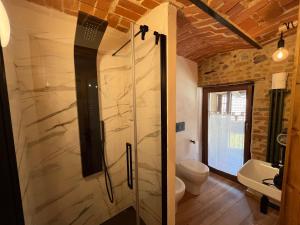 Ένα μπάνιο στο Belvedere Apartments Valdilana