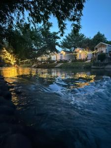 vista sul fiume di notte con luci di ไวท์ เฮ้าท์ แคมป์ ชะอม a Ban Bung Mai