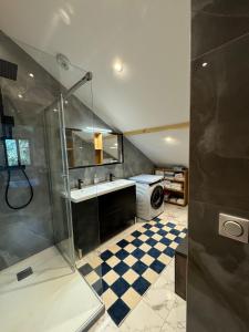 Koupelna v ubytování Villa Segny Chalet + 25 fotografií