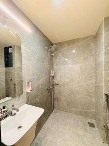 罗纳瓦拉The Vantage Point Resort & Spa的带水槽和淋浴的浴室