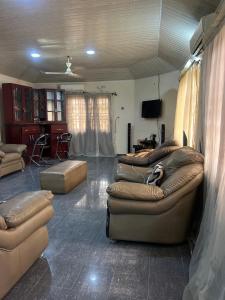 een woonkamer met 2 banken en een bank bij Otam Homes in Ondo