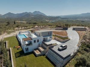 een luchtfoto van een huis met een auto geparkeerd op de binnenplaats bij Skyline Villas, By Hellocrete in Angeliana