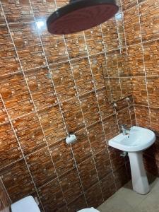 een badkamer met een wastafel en een toilet bij Otam Homes in Ondo