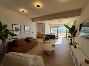 een woonkamer met een bank en een tafel bij SeaWave Villas, By Hellocrete in Chania