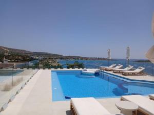 een zwembad met uitzicht op de oceaan bij SeaWave Villas, By Hellocrete in Chania