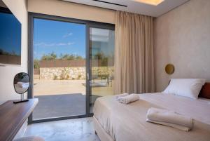 Postel nebo postele na pokoji v ubytování Olive Hill Villa, By Hellocrete + 35 fotografií