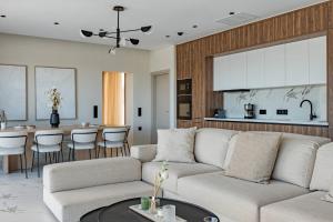 Posezení v ubytování Olive Hill Villa, By Hellocrete