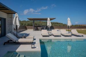 Bazén v ubytování Olive Hill Villa, By Hellocrete nebo v jeho okolí