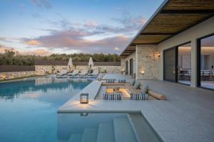 Bazén v ubytování Olive Hill Villa, By Hellocrete nebo v jeho okolí