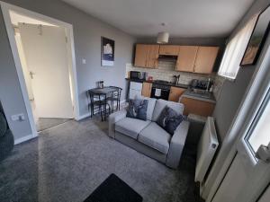 uma sala de estar com um sofá e uma cozinha em Edinburgh Stays em Edinburgo mais 24 fotografias
