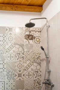 y baño con ducha y pared de azulejos. en Marilena Natural Stone House, By Hellocrete, en Pigi 29 fotos más