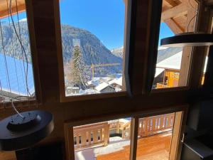 Nespecifikovaný výhled na hory nebo výhled na hory při pohledu z chaty