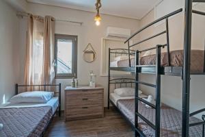 een slaapkamer met 2 stapelbedden en een dressoir bij Casa Sofia Apt#2, By Hellocrete in Spílion