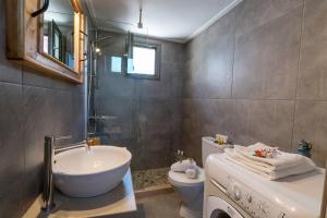 een badkamer met een wastafel, een toilet en een bad bij Casa Sofia Apt#2, By Hellocrete in Spílion +24 foto's