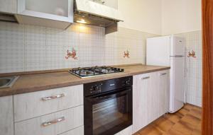 Η κουζίνα ή μικρή κουζίνα στο Cozy Apartment In Casal Velino