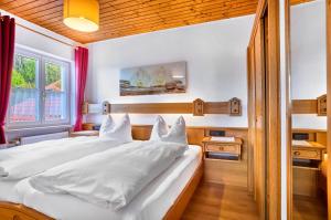 a bedroom with two beds and a window at Ferienwohnungen Haus Irene in Bodenmais