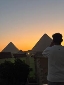 Η ανατολή ή δύση του ηλίου όπως φαίνεται από αυτό το ξενοδοχείο ή από εκεί κοντά