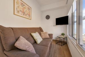 un salon avec un canapé et une télévision à écran plat dans l'établissement El Hierro, à La Victoria de Acentejo