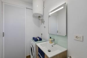 une salle de bain avec un lavabo et une machine à laver dans l'établissement El Hierro, à La Victoria de Acentejo 15 autres photos