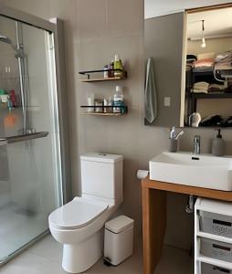 une salle de bain avec toilettes, lavabo et douche dans l'établissement Casa amplia y moderna en Cerro Tacna, Maitencillo, à Maitencillo
