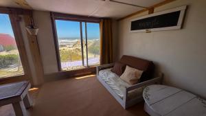 a small room with a bed and a window at Solar Valizas in Barra de Valizas