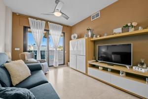 TV a/nebo společenská místnost v ubytování Marina Duquesa apartemento 2110