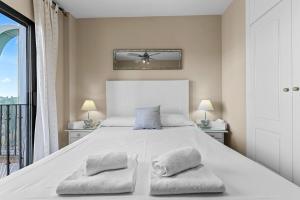 Postel nebo postele na pokoji v ubytování Marina Duquesa apartemento 2110 + 21 fotografií