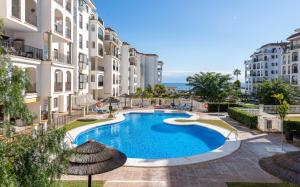 Bazén v ubytování Marina Duquesa apartemento 2110 nebo v jeho okolí