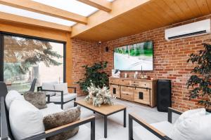 Μια τηλεόραση ή/και κέντρο ψυχαγωγίας στο Apartamenty Wyszogrodzka 64