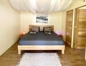 a bedroom with a large bed and a rug at Casa Linda in Platanillo