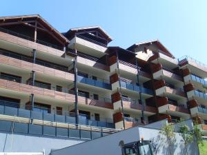 Bild eines Apartmentgebäudes mit Balkonen in der Unterkunft Appartement 3 pièces, Wi-Fi, Parking, proche des pistes - Briançon - FR-1-762-36 in Briançon