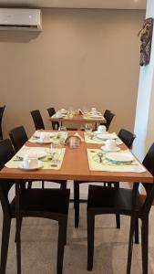 a conference room with tables and chairs with dishes on them at Amazon Seasons hotel in Belém
