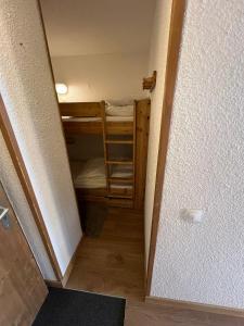 a small room with a bunk bed in a room at Appartement pied pistes à Val thorens in Val Thorens