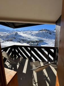 a balcony with a view of a snowy mountain at Appartement pied pistes à Val thorens in Val Thorens