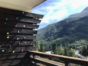 une vue sur les montagnes depuis une terrasse illuminée pour Noël dans l'établissement Appartement 2 Pièces + Coin Montagne pour 6 avec Parking et Wi-Fi - FR-1-762-20, à Saint-Chaffrey